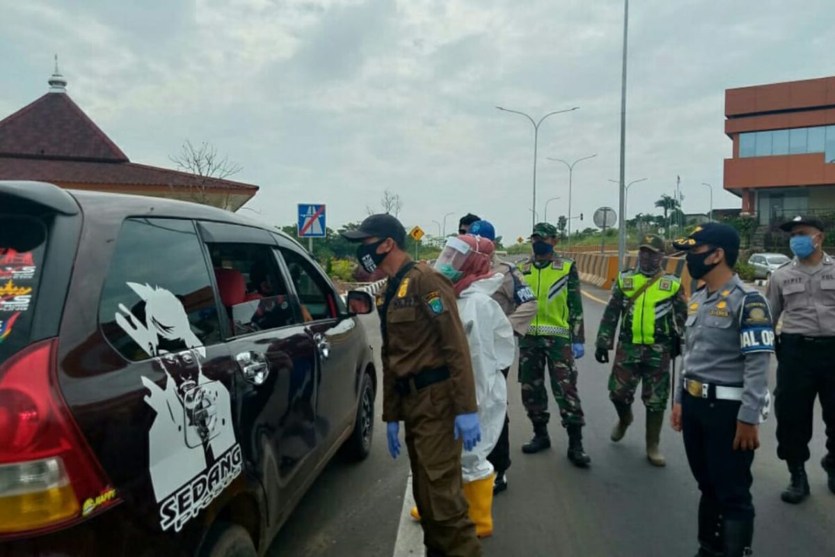 Ratusan kendaraan pemudik berusaha masuk ruas tol Palembang-Kayuagung dipaksa mutar balik
