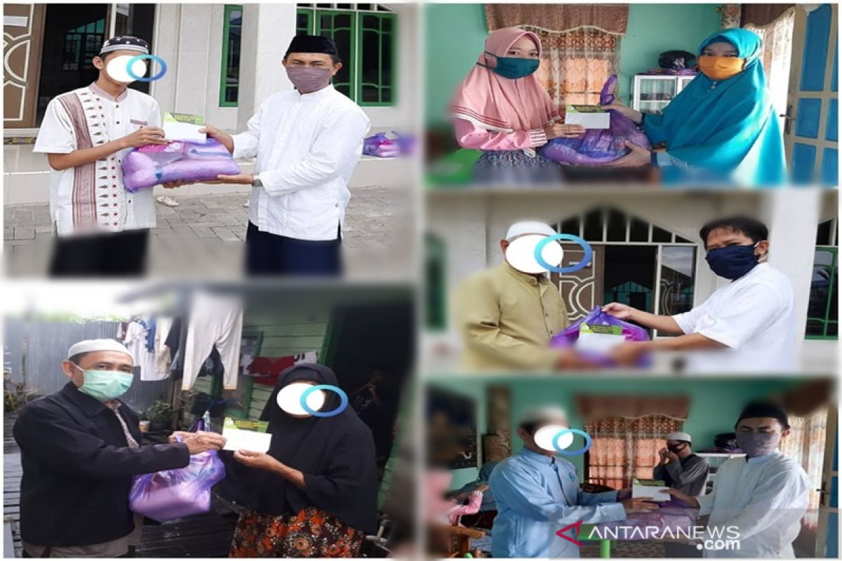 Adpisi Kalsel membagikan paket Lebaran kepada guru ngaji