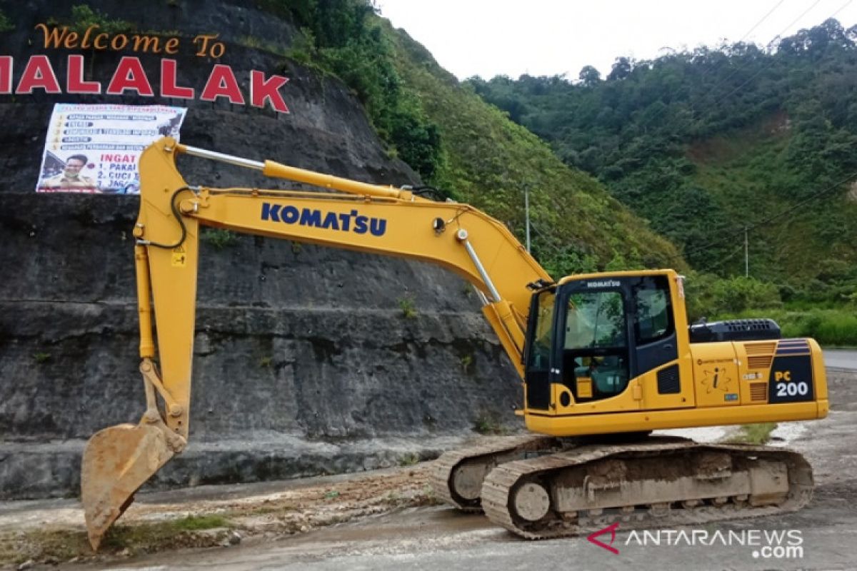 Agam siagakan enam alat berat di daerah rawan longsor