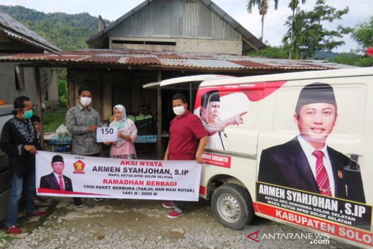 Wakil Ketua DPRD Solok Selatan Armen Syahjohan berbagi seribu paket berbuka