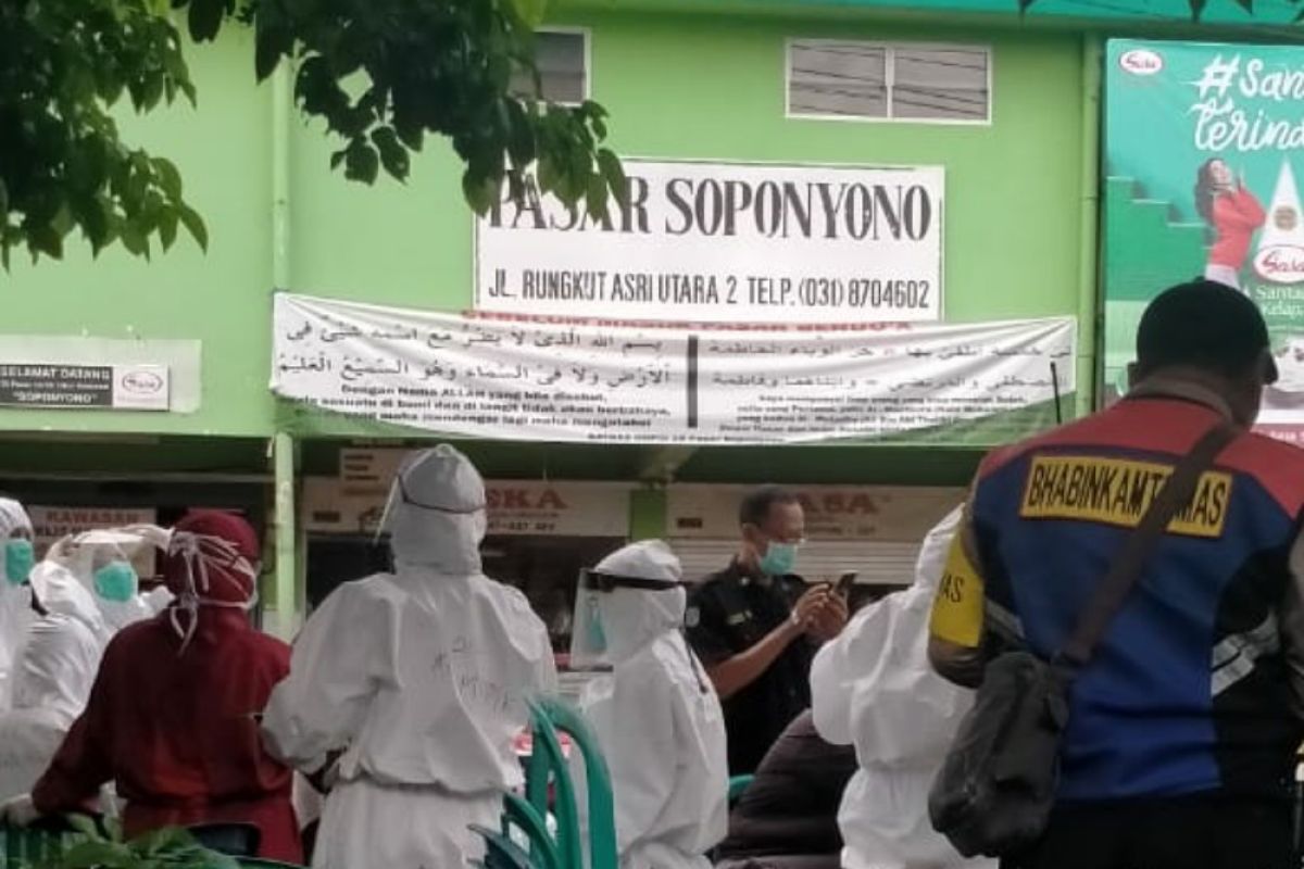 100 pedagang Pasar Soponyono dan Pahing Surabaya jalani tes cepat, tujuh reaktif