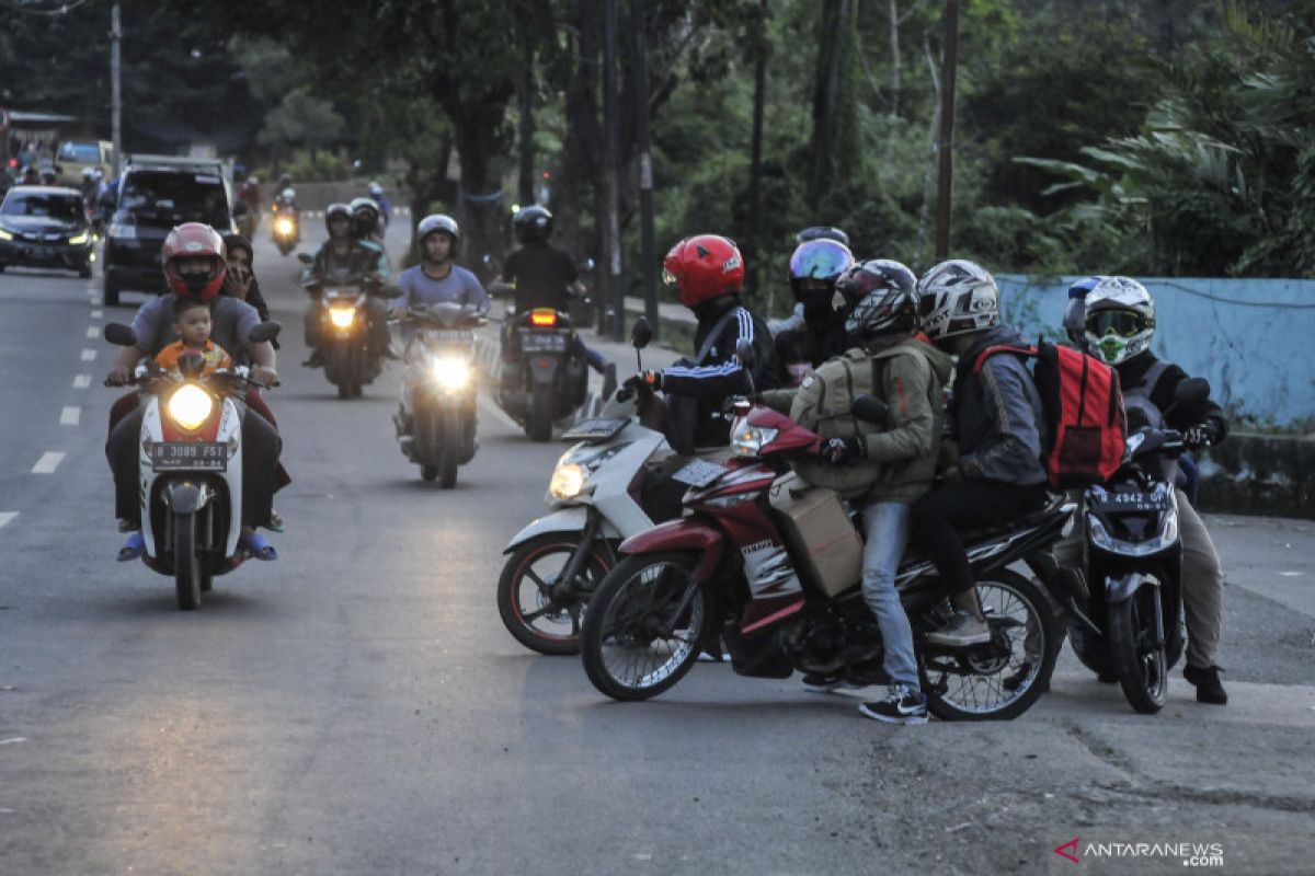 Ribuan kendaraan pemudik disuruh putar-balik di tol Jakarta-Cikampek