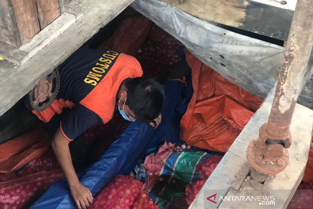 Bea Cukai gagalkan penyelundupan 24,5 ton bawang merah dari Malaysia