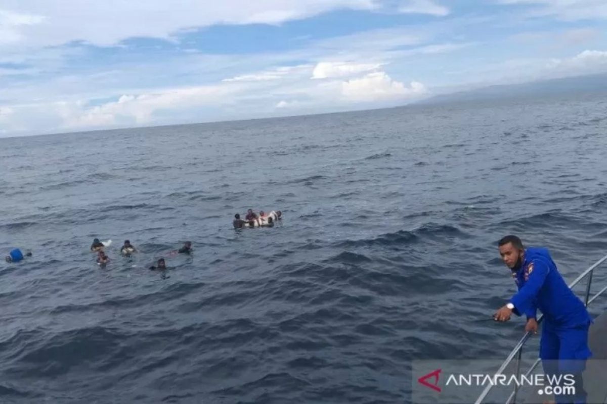 Diselamatkan, belasan ABK KM Samena 02 terapung di laut