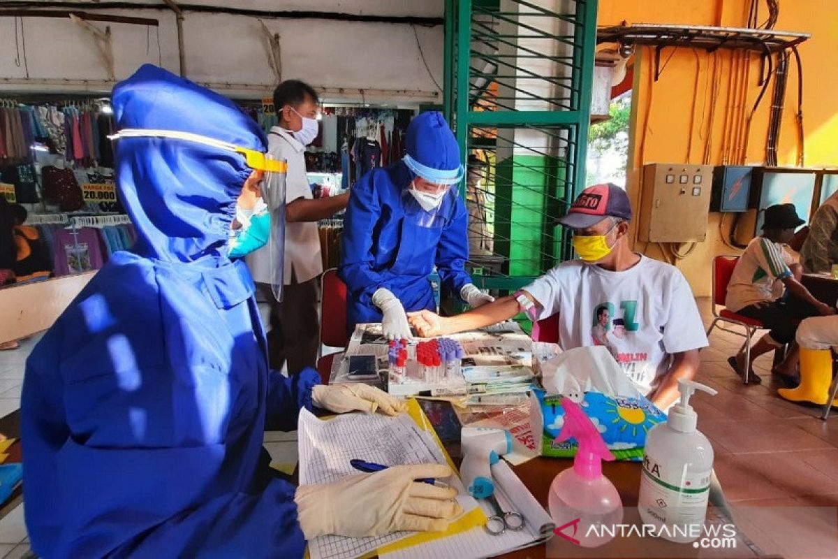 Pengunjung Pasar Dawe Kudus  dinyatakan reaktif corona