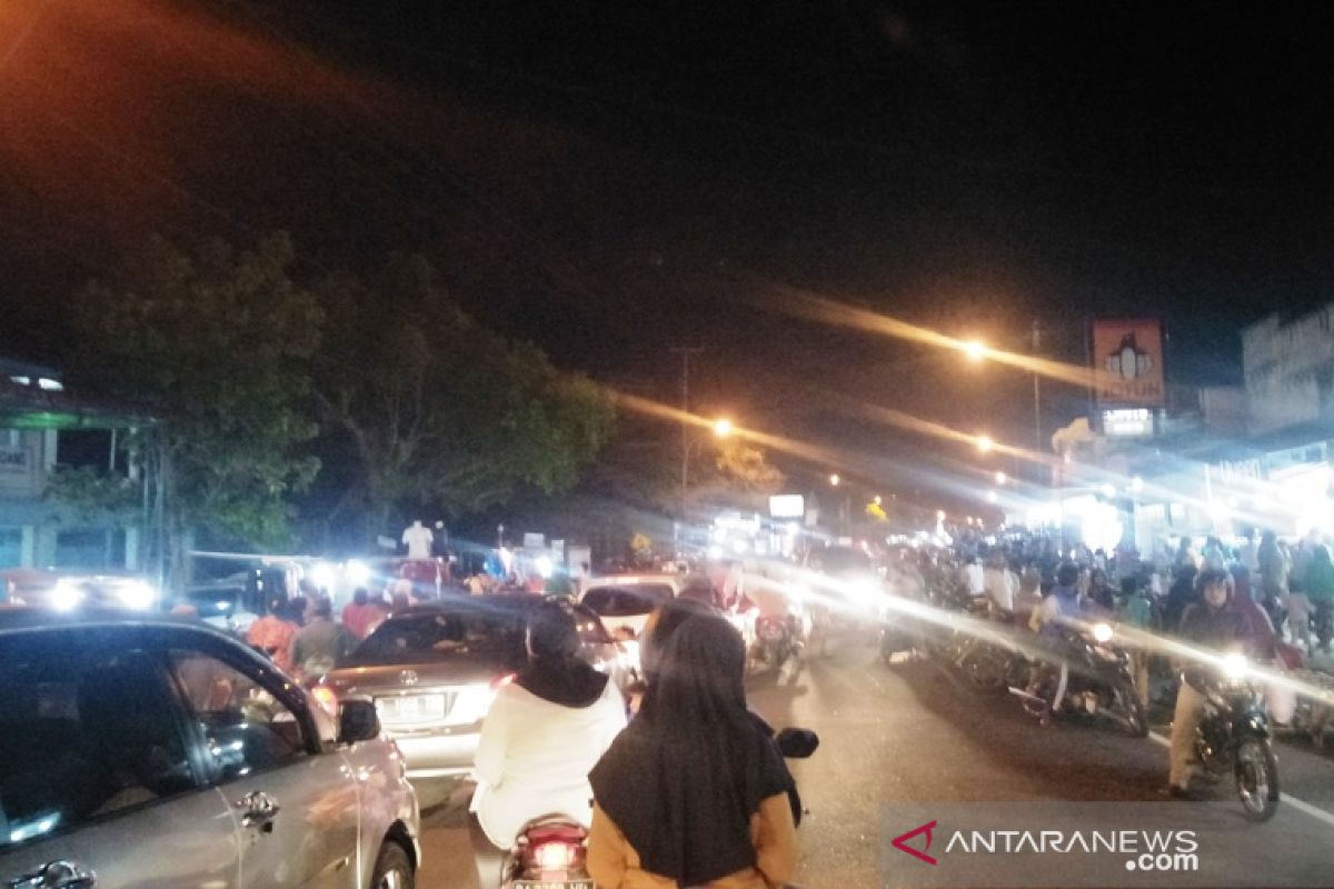 Meski PSBB, warga Pariaman padati jalan kawasan Simpang Tabuik malam Lebaran 2020