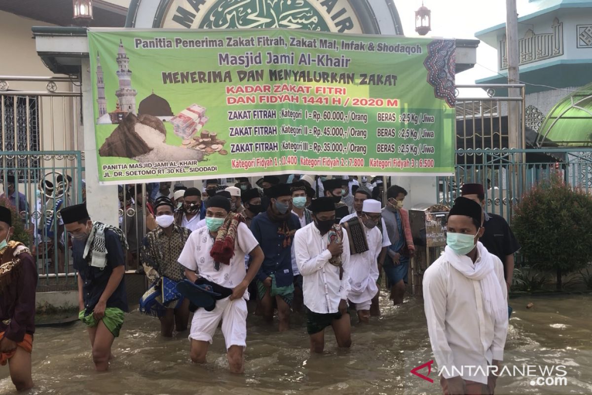 Banjir tidak menghalangi warga menunaikan Shalat Id di Samarinda