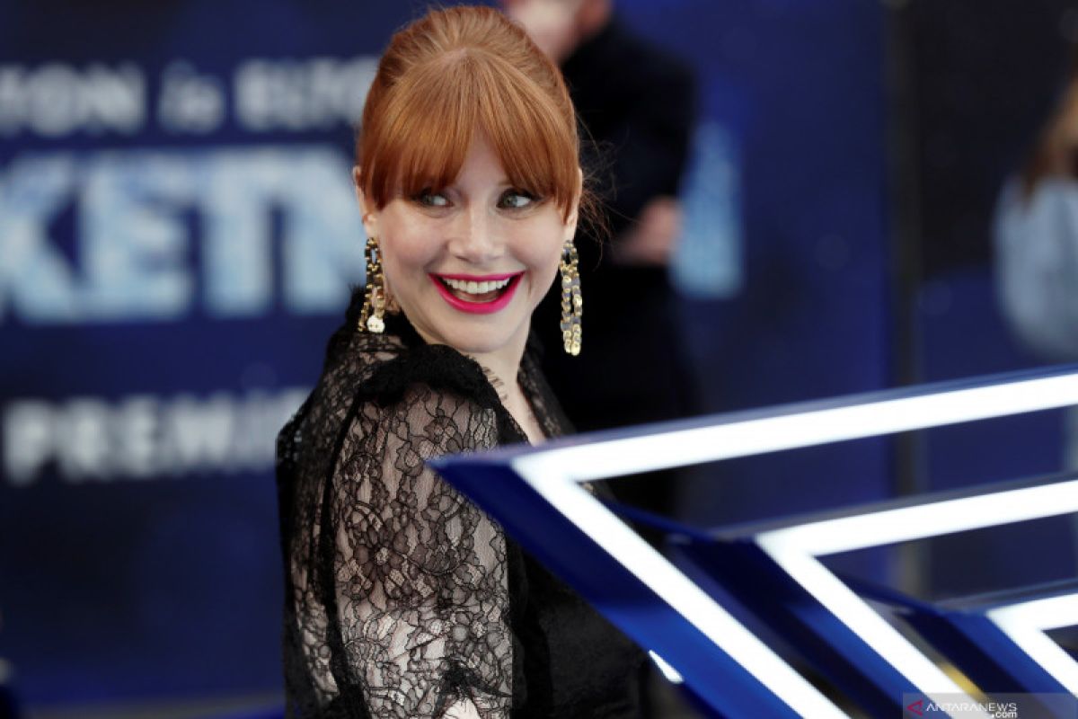 Setelah 21 tahun, Bryce Howard akhirnya lulus kuliah