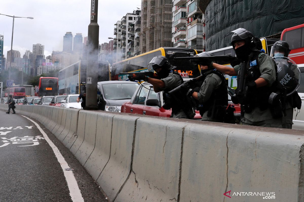 Polisi Hong Kong bubarkan demonstrasi terbesar sejak wabah COVID-19