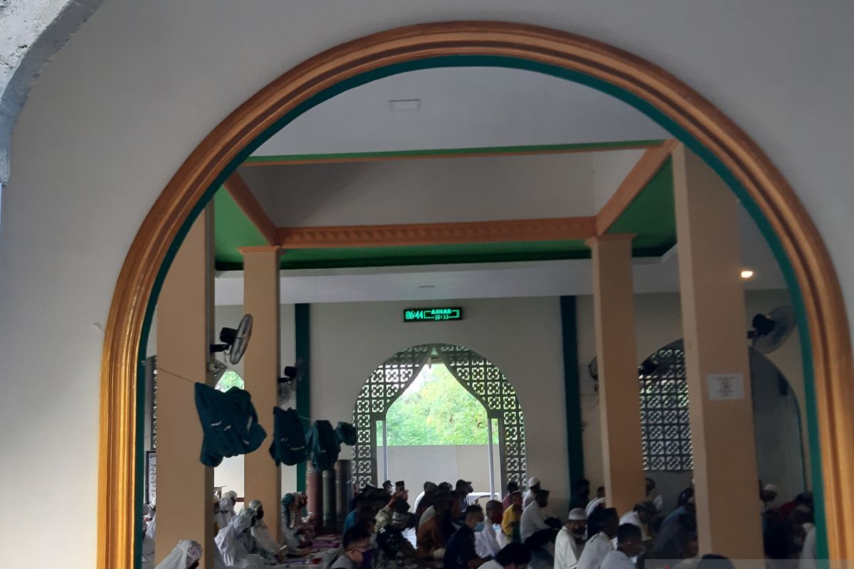 Sebagian warga Gorontalo Shalat Idul Fitri di masjid