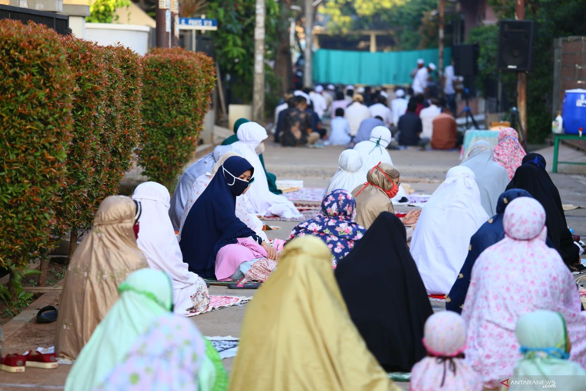 Dengan protokol kesehatan, warga kompleks Bekasi-Jabar gelar shalat id