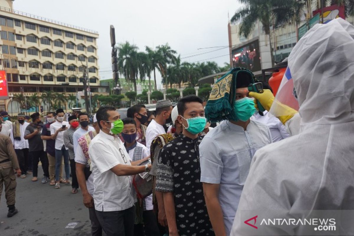 Ribuan warga melaksanakan shalat Idul Fitri di Masjid Raya Medan