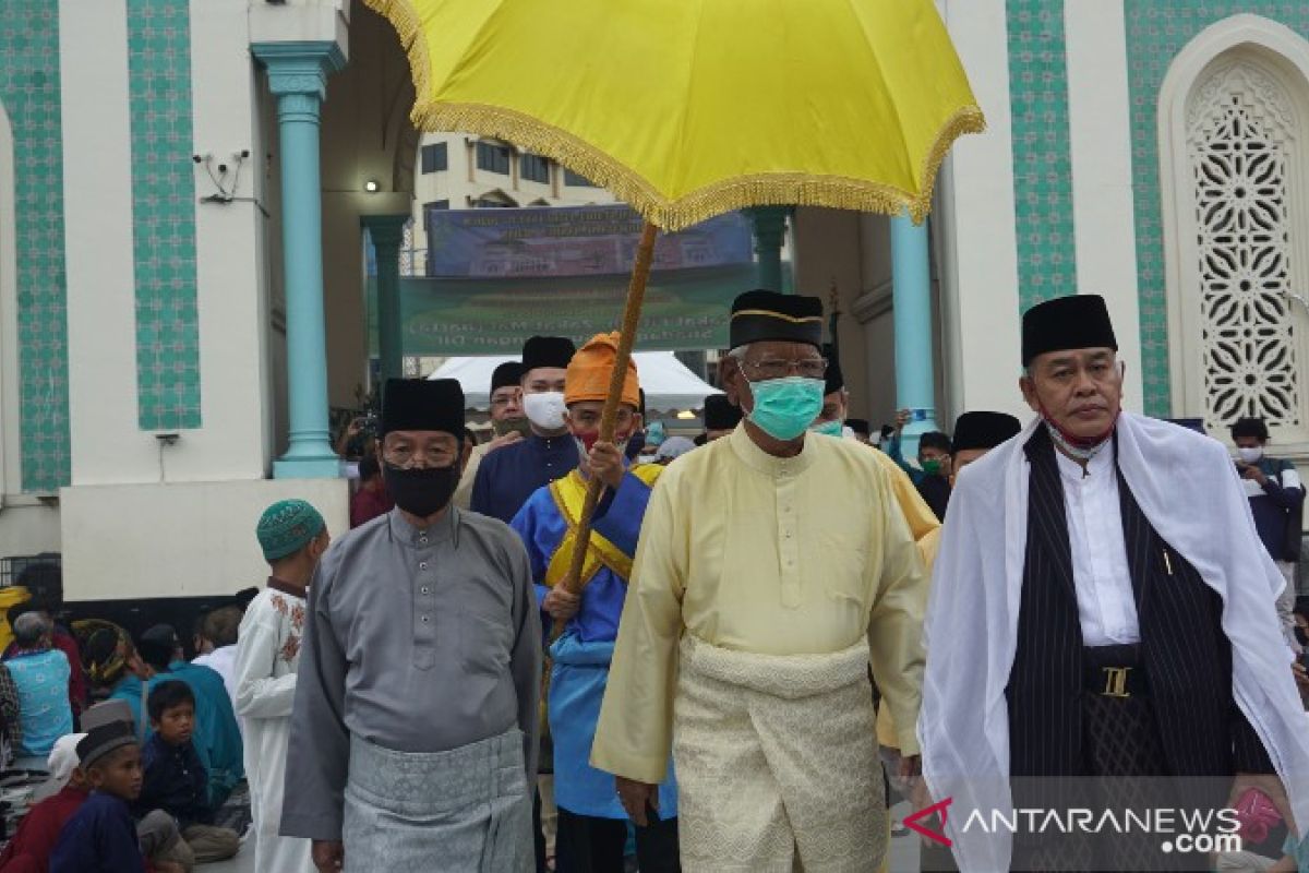Idul Fitri saat pandemi, Sultan Deli shalat Ied bersama ribuan Muslim di Masjid Raya Al Mashun Medan