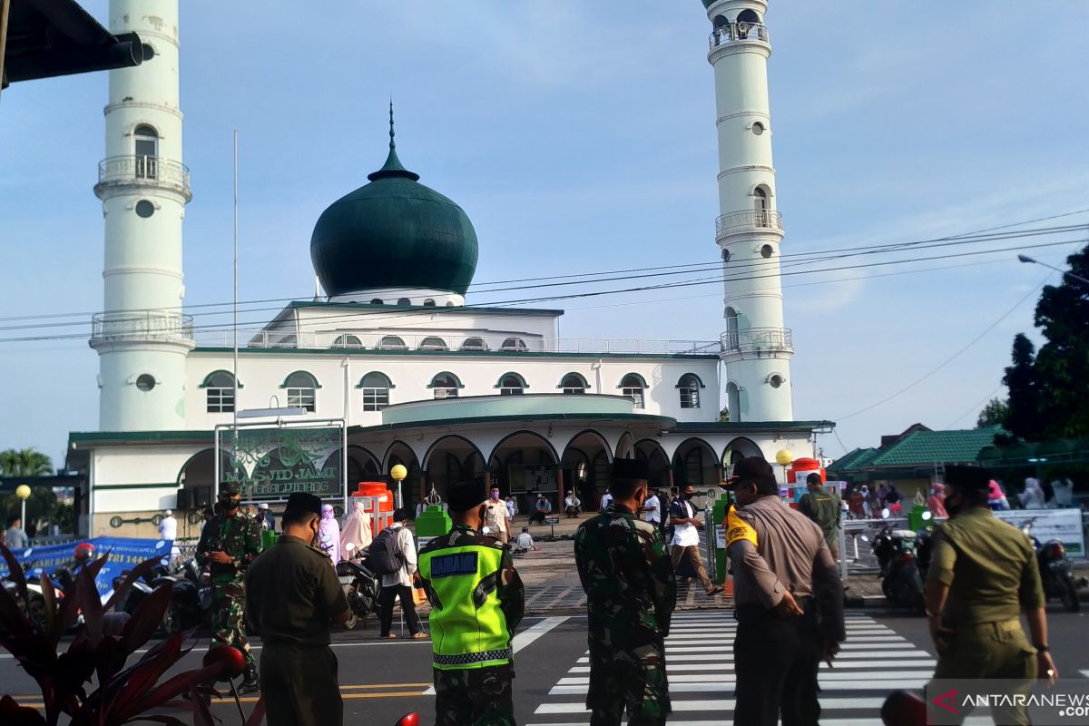 Sebagian warga Pangkalpinang Shalat Idul Fitri berjamaah di masjid