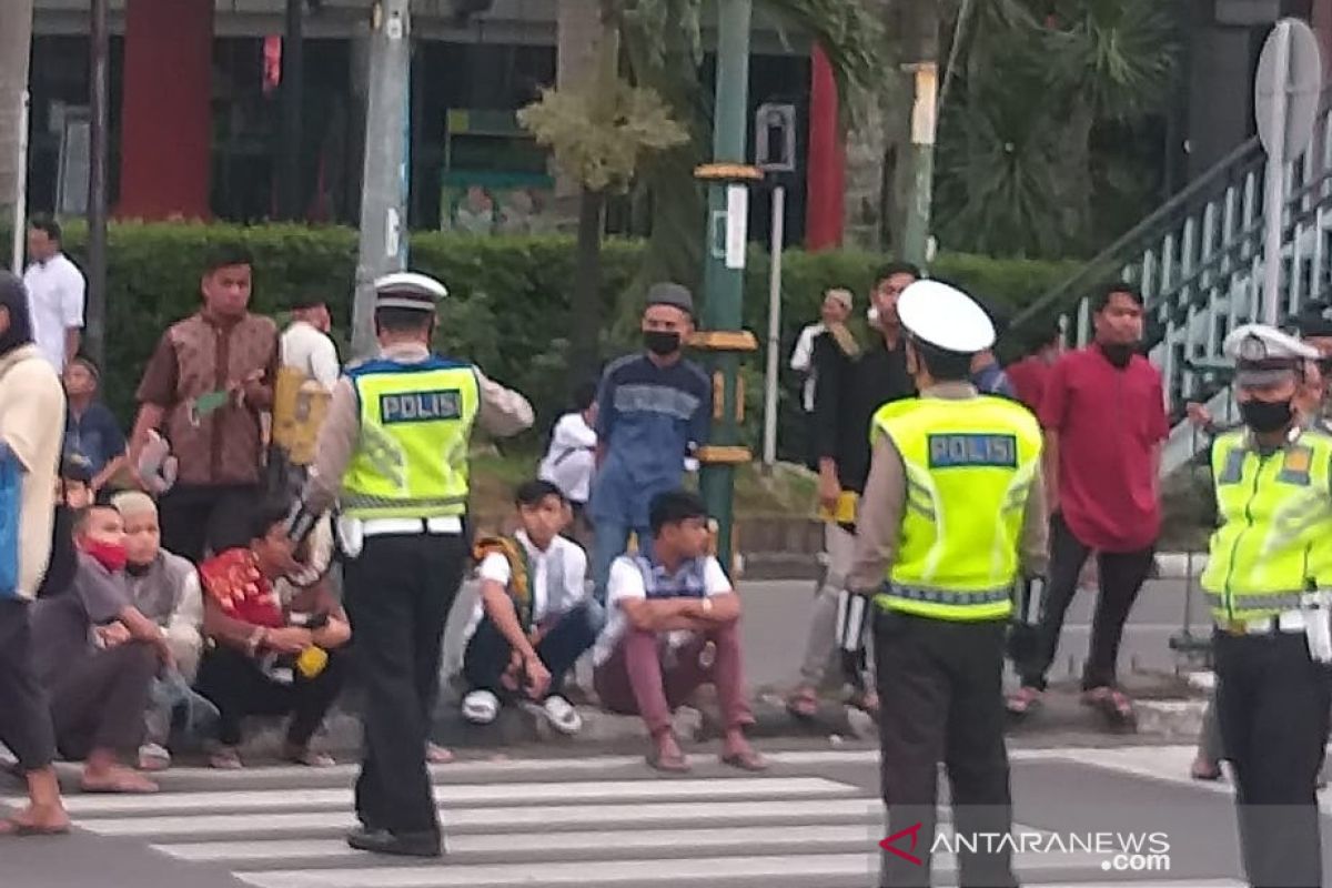 Polisi tertibkan pejalan kaki di depan Masjid Raya Medan