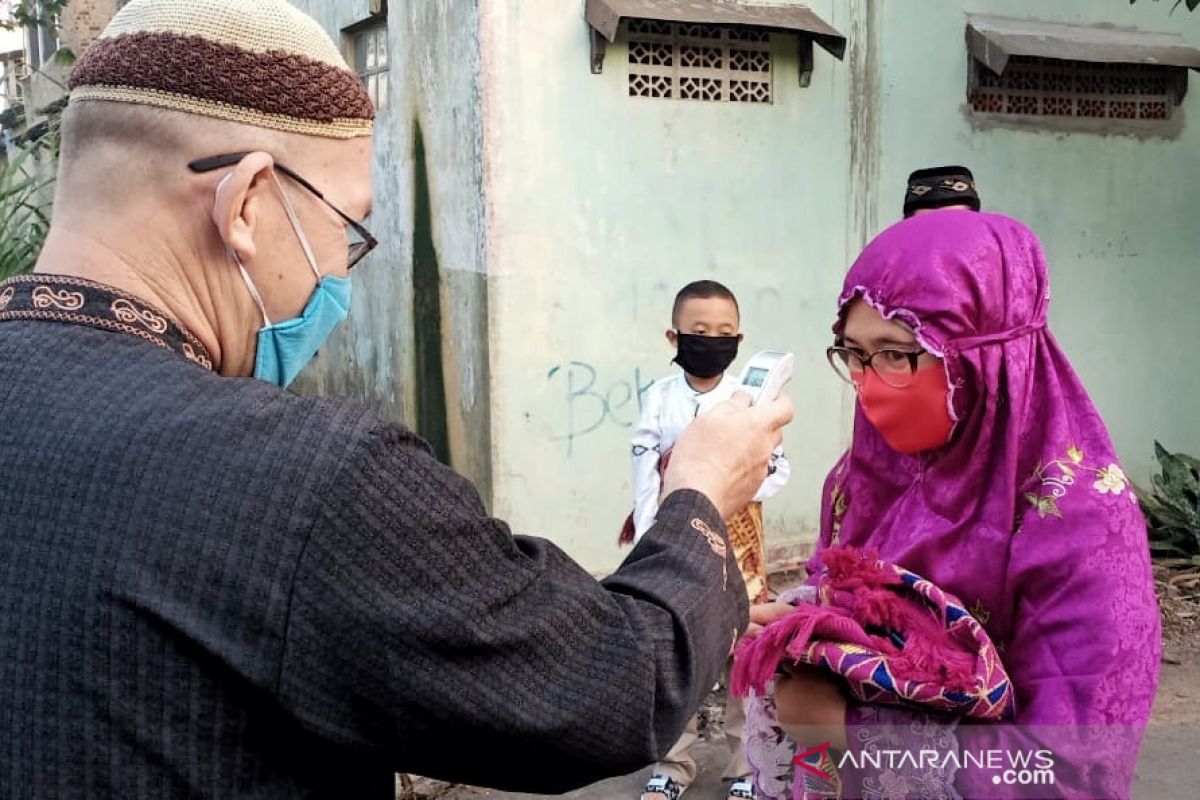 Warga yang hendak Shalat Id dicek suhunya di Cileunyi, Bandung