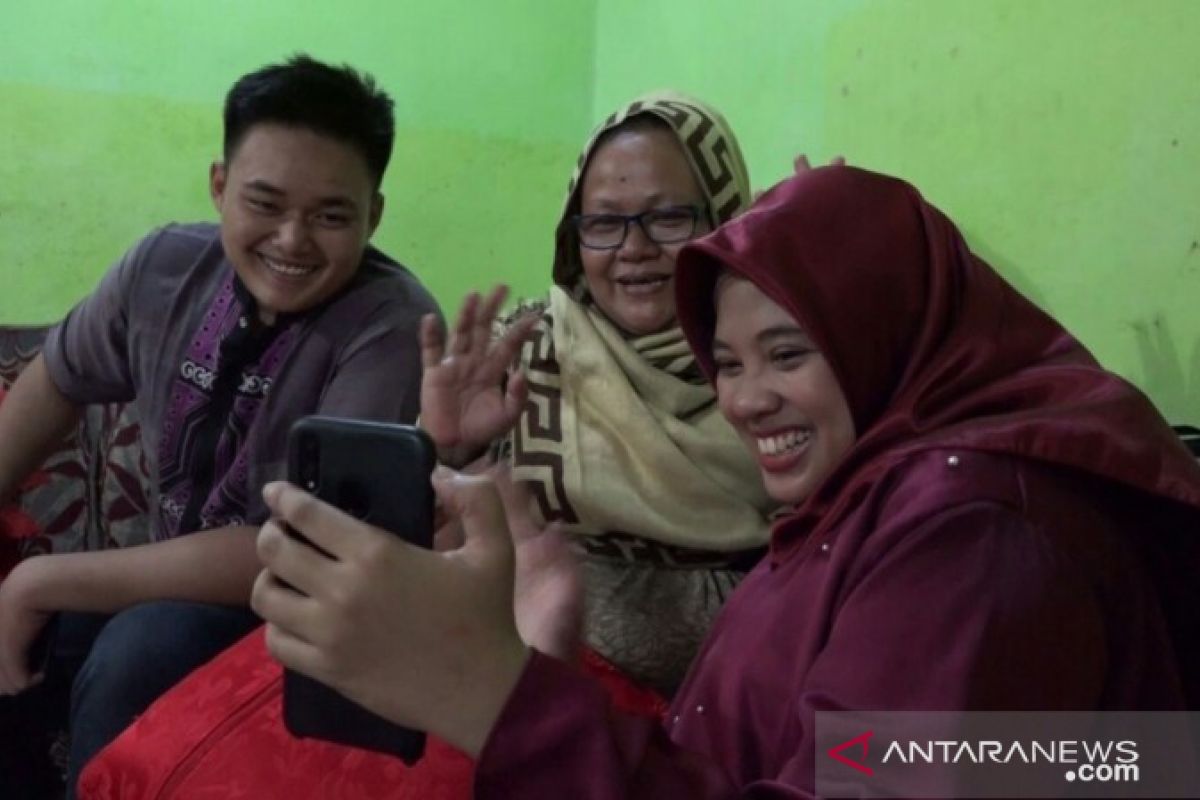 Warga Medan ganti tradisi berkunjung lebaran dengan panggilan video