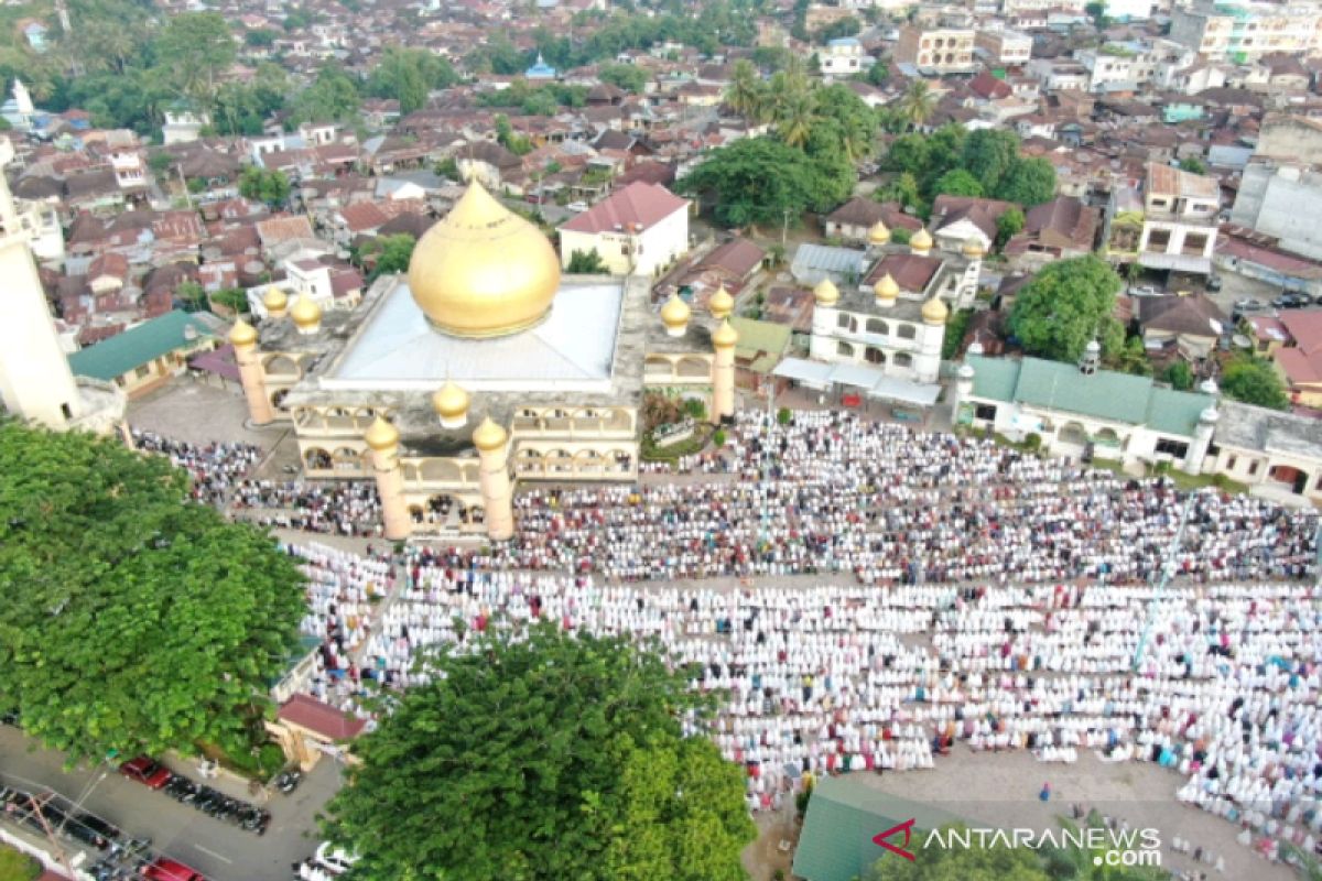 Wali kota bersama masyarakat Kota Padangsidimpuan  Sholat Idul Fitri ditengah COVID-19