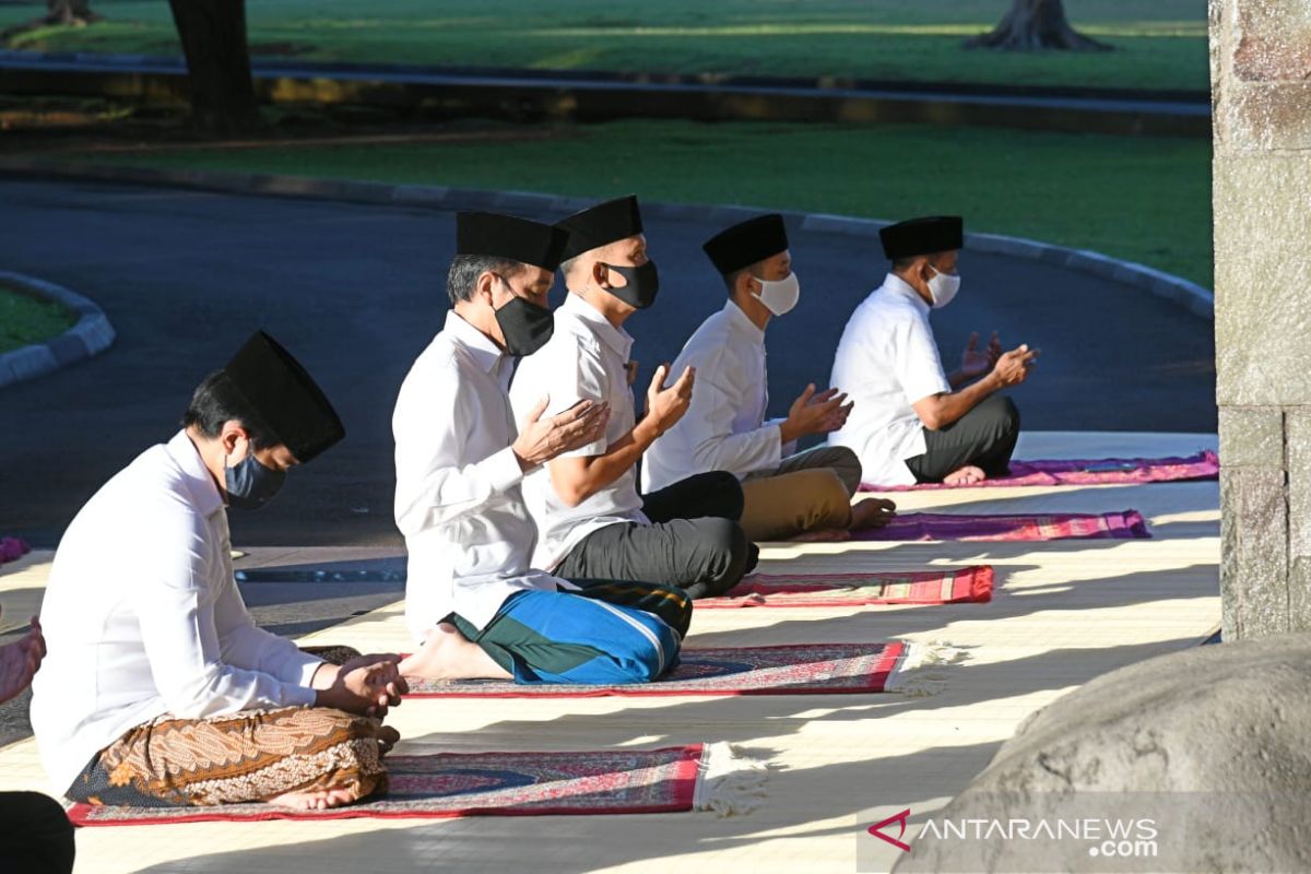 President Jokowi  performs Eid-al-Fitr prayers at Bogor Palace complex