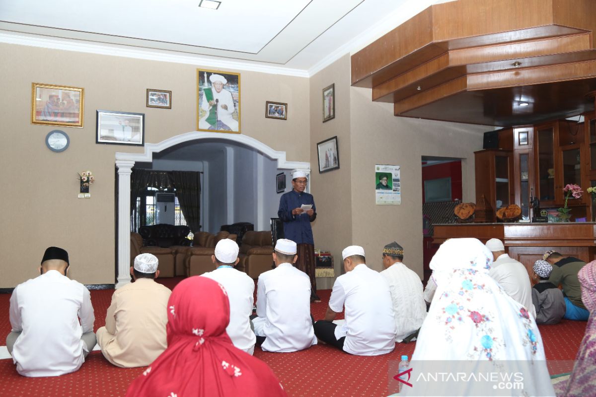 Bupati-Wabup Tanah Laut sholat Ied di rumah jabatan