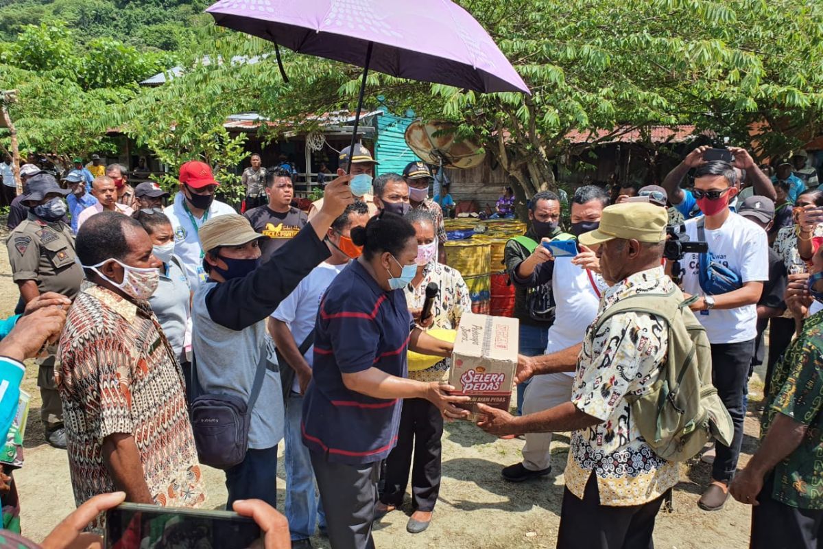 Pemkab Jayapura serahkan sejumlah bantuan kepada masyarakat Demta