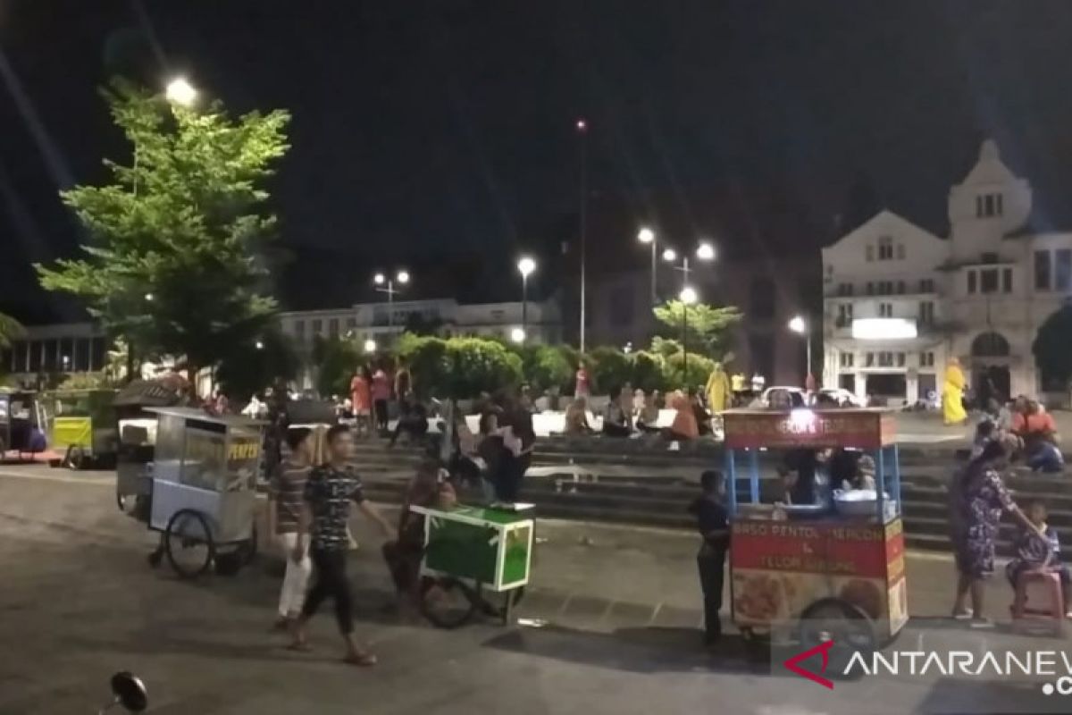 Kota Tua ditutup, warga nekat berkerumun di Kali Besar