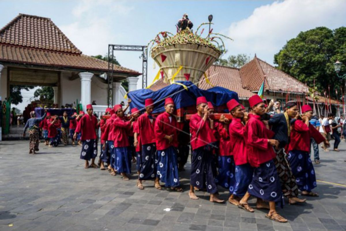 Grebeg Syawal, Keraton Yogyakarta bagikan 2.700 tangkai rengginang