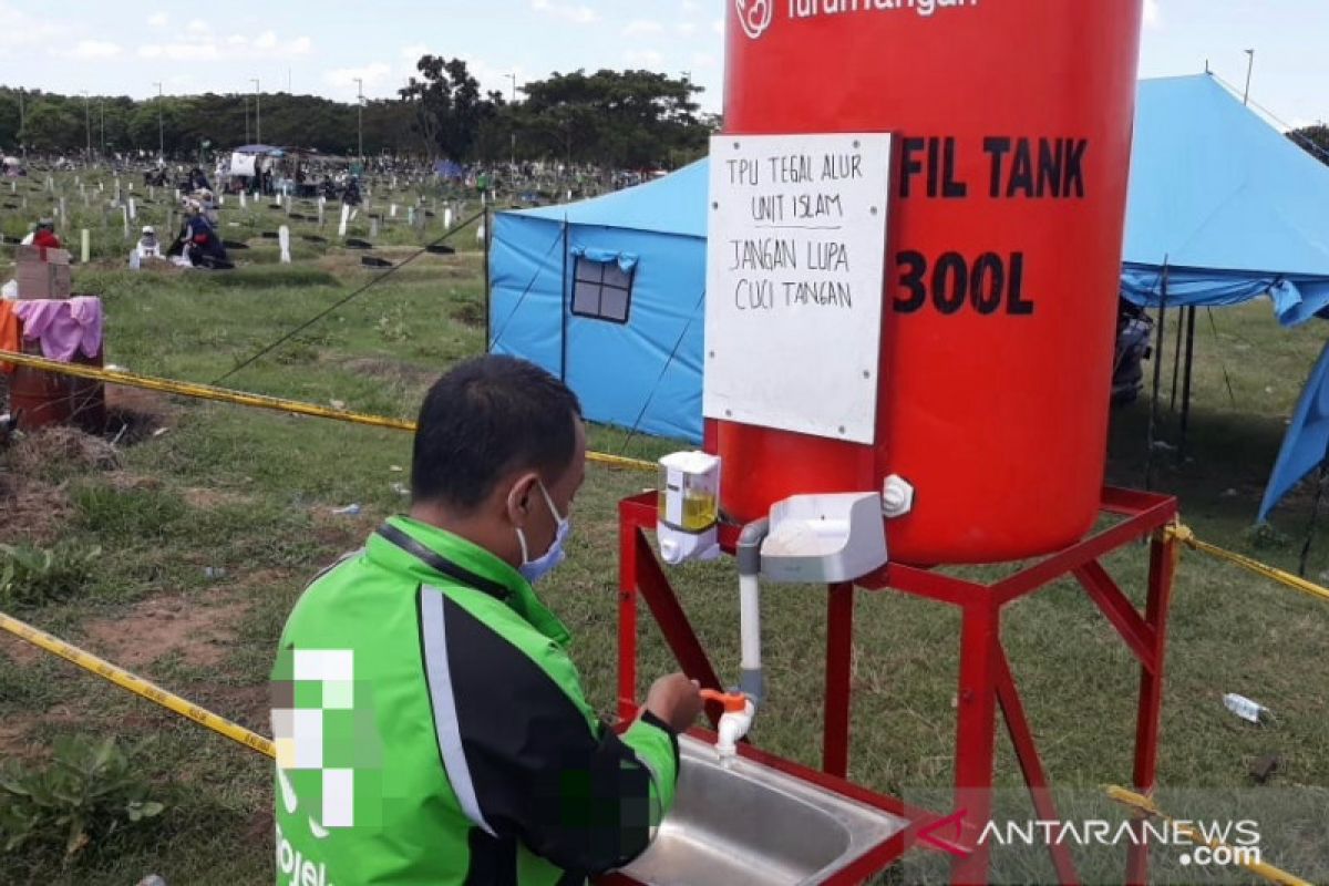 TPU Tegal Alur ramai peziarah di Hari Raya Idul Fitri