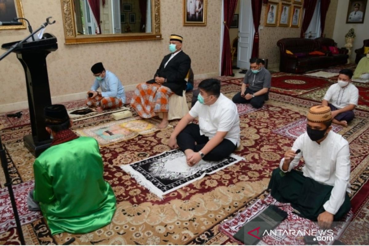 Gubernur Gorontalo tunaikan shalat Idul Fitri di rumah
