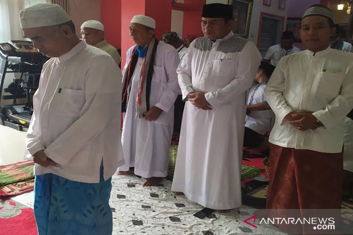 Wabup Kotawaringin Barat gelar shalat Idul Fitri berjamaah di rumah