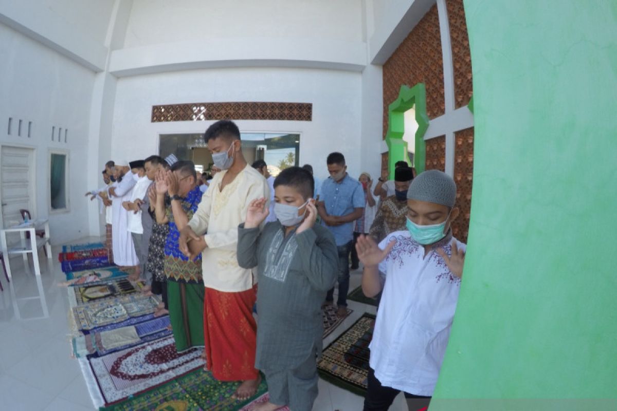 Dengan protokol, sejumlah masjid di Padang adakan shalat Idul Fitri