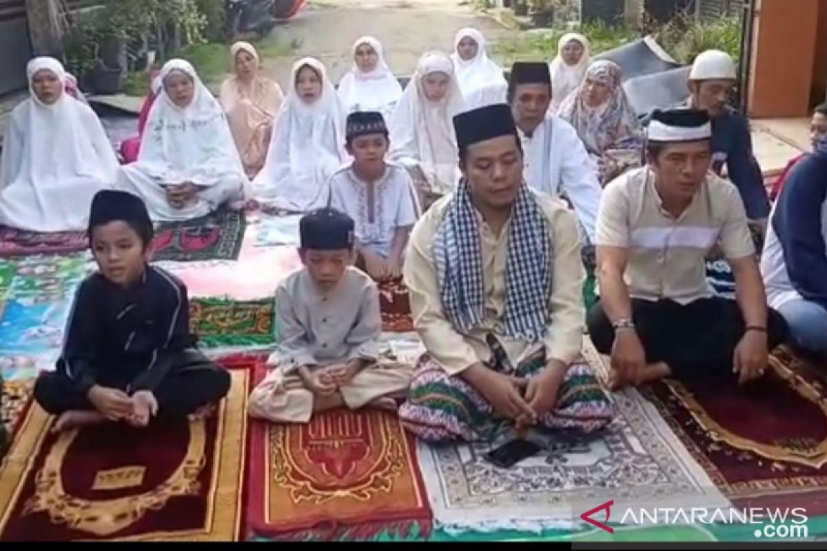 Belasan warga perumahan Regensi Baru Bangka gelar sholat Ied (video)