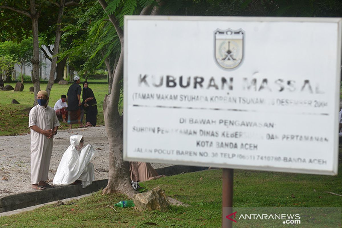 Ziarah di kuburan tsunami