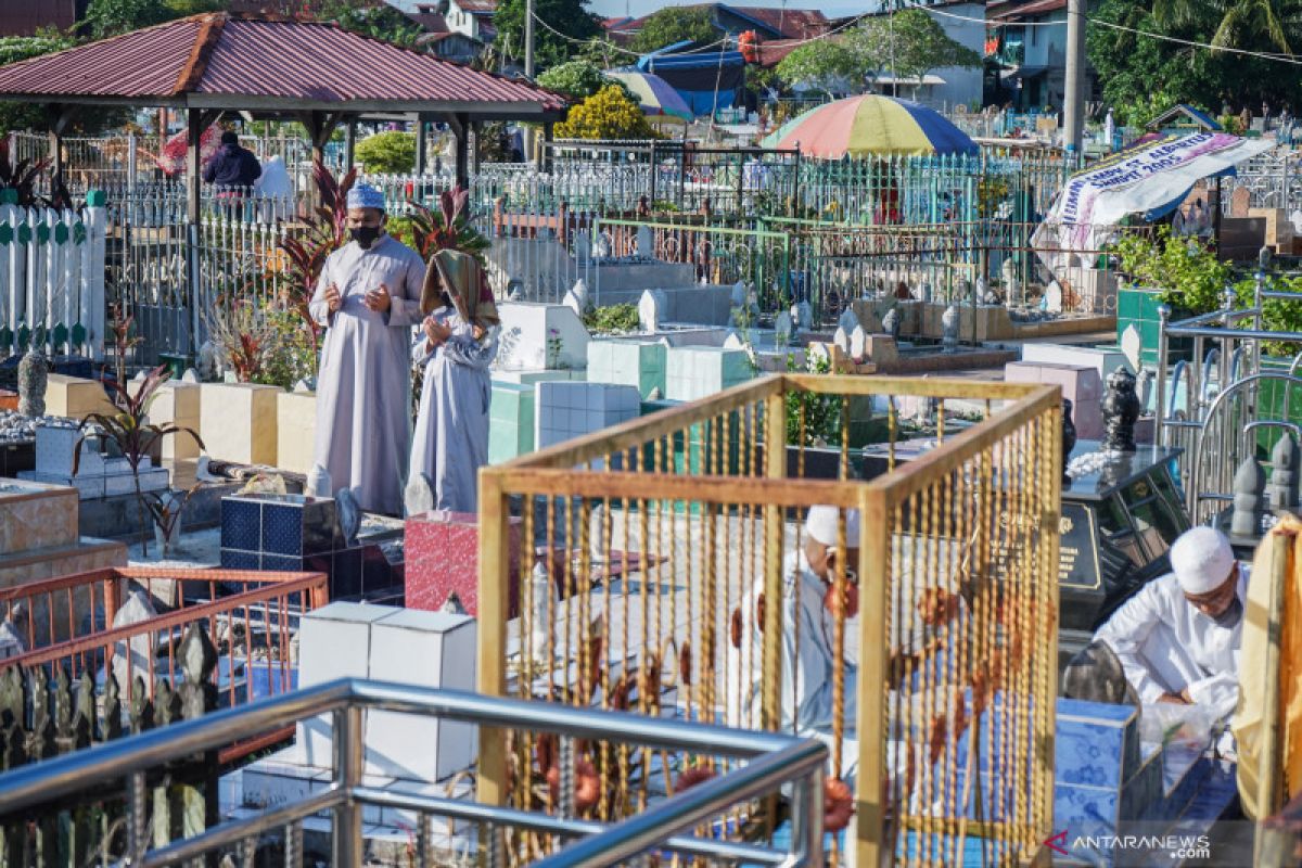 Masih ada warga gunakan jalan tikus untuk ziarah meski TPU ditutup