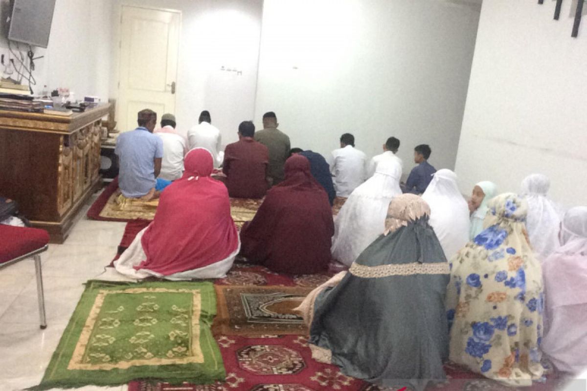 Pejabat dan masyarakat sebagian besar Shalat Id di rumah