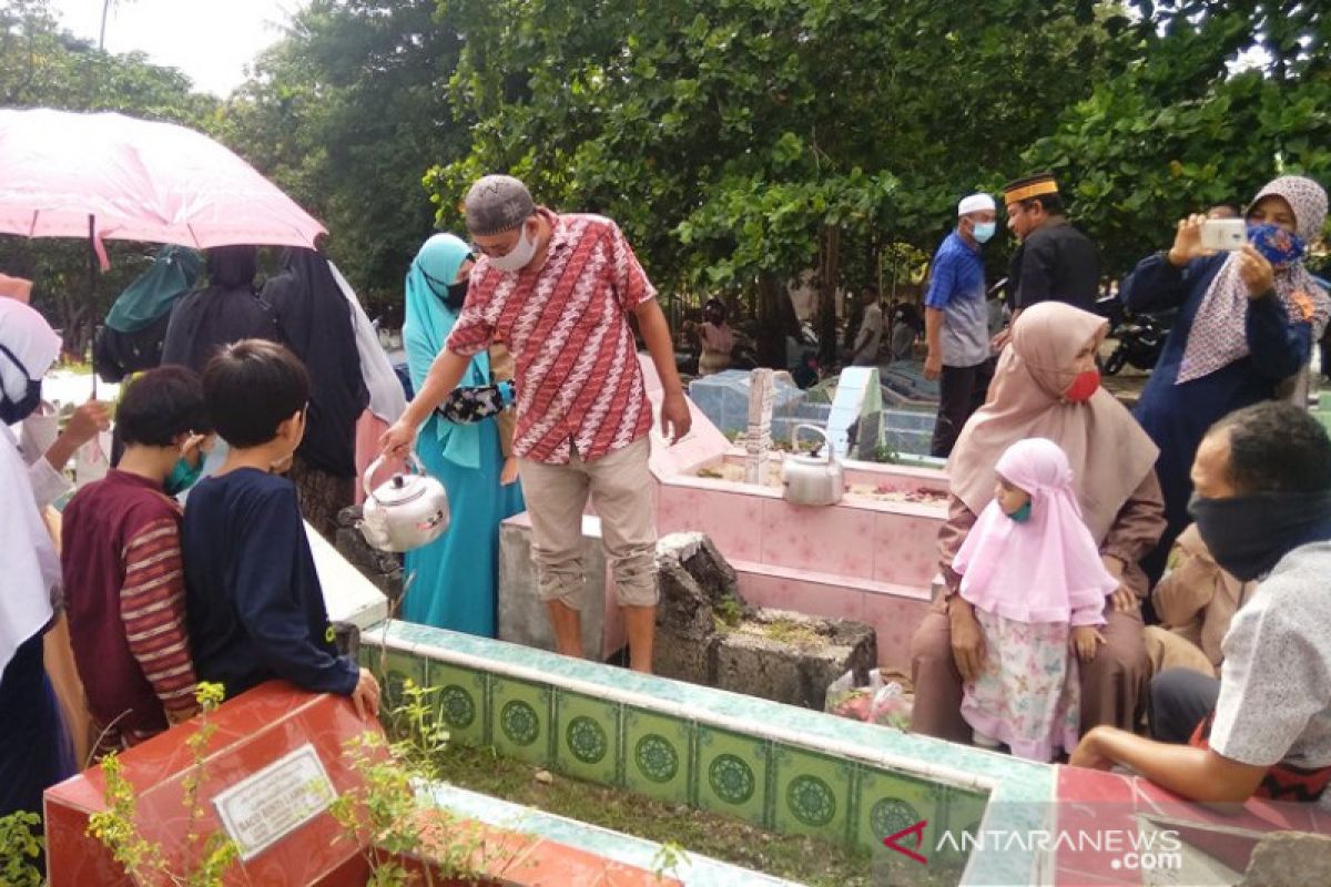 Warga muslim di Jayapura lakukan tradisi ziarah kubur Lebaran