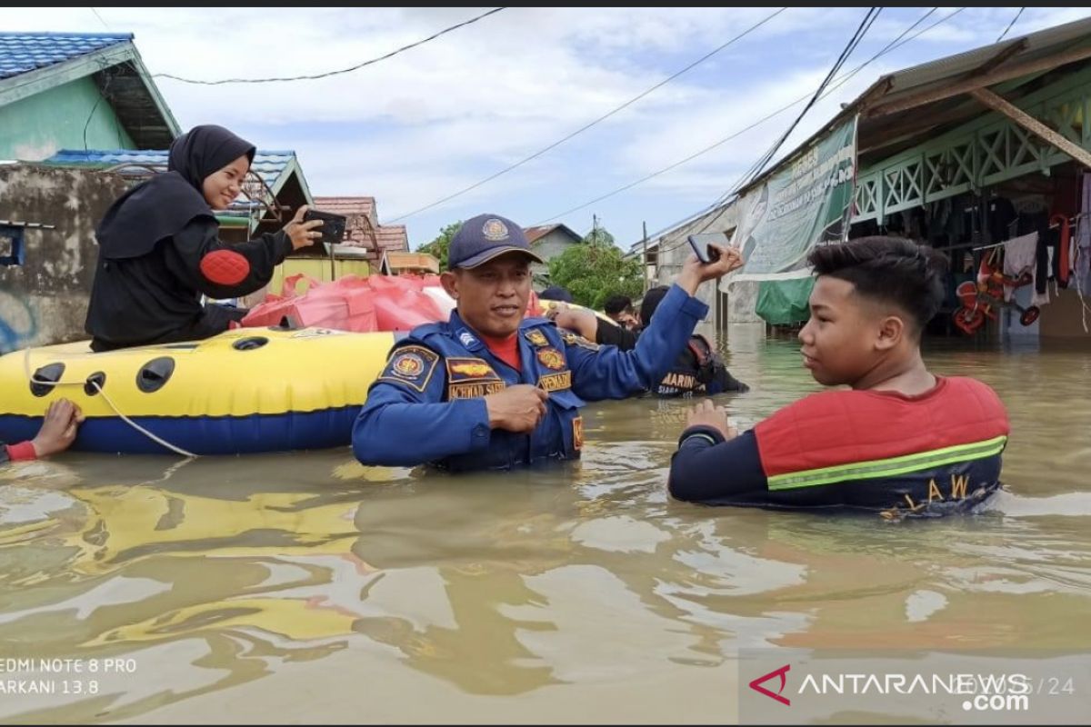 Warga Samarinda harus mengungsi karena banjir