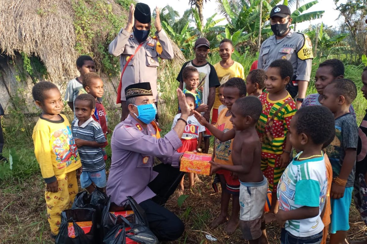 Polres Mamberamo Tengah bagikan 150 kotak makanan kepada warga Kobakma