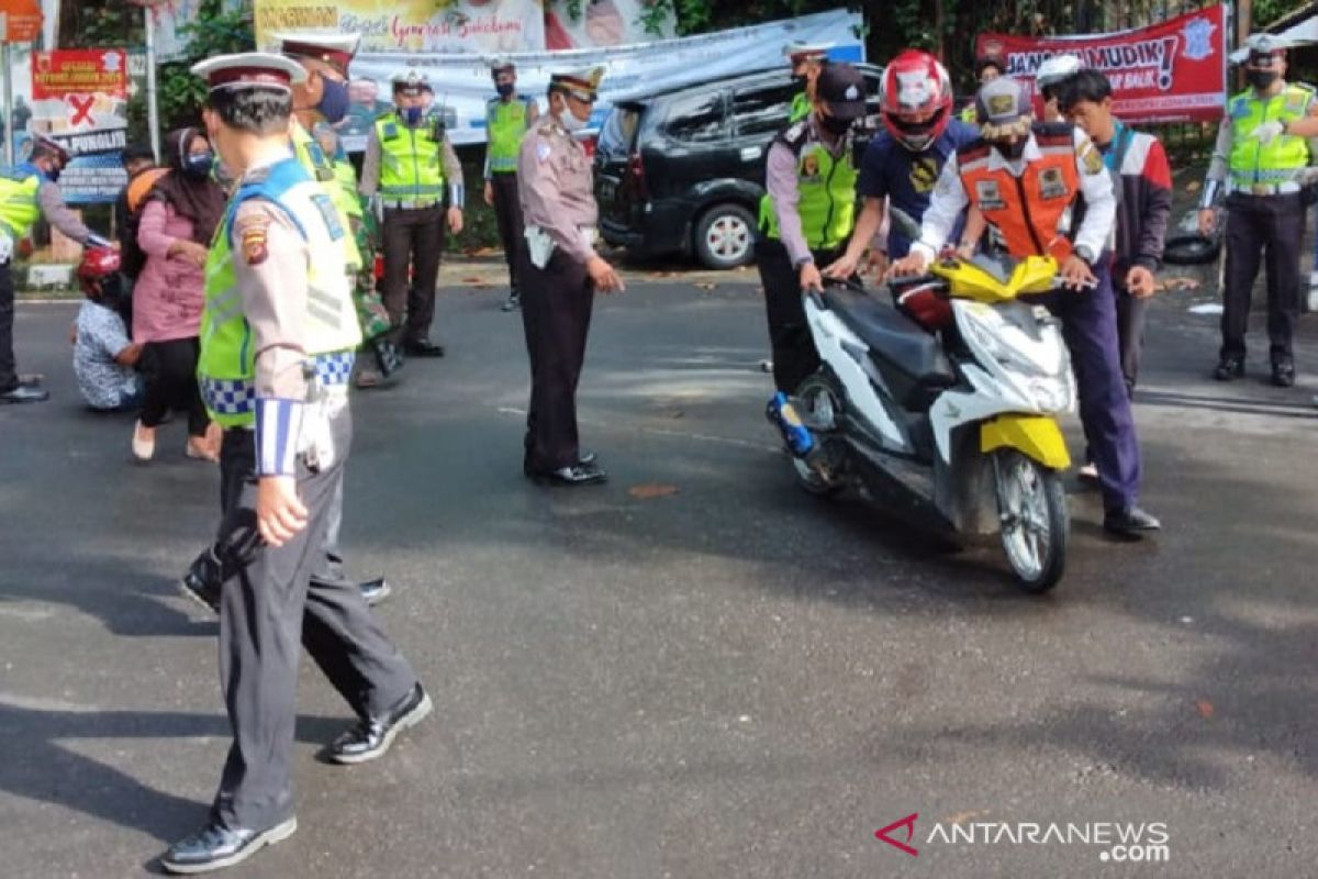 Ribuan wisatawan hendak ke objek wisata Geopark Ciletuh Sukabumi diputar balikkan petugas