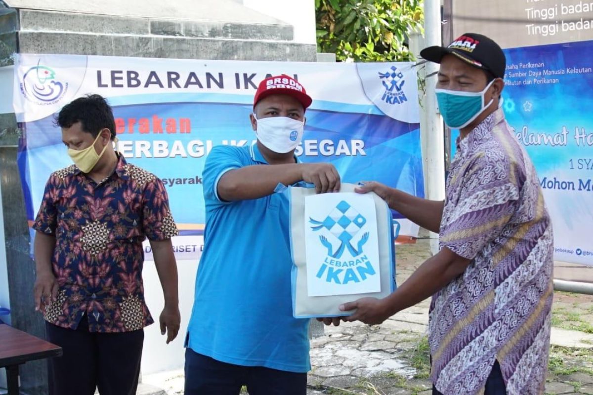 Rayakan Lebaran, KKP bagikan paket ikan segar dan sembako