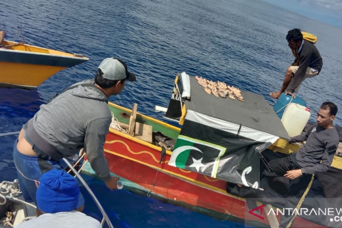 Tiga pemancing ikan terombang-ambing di perairan Poso ditemukan selamat