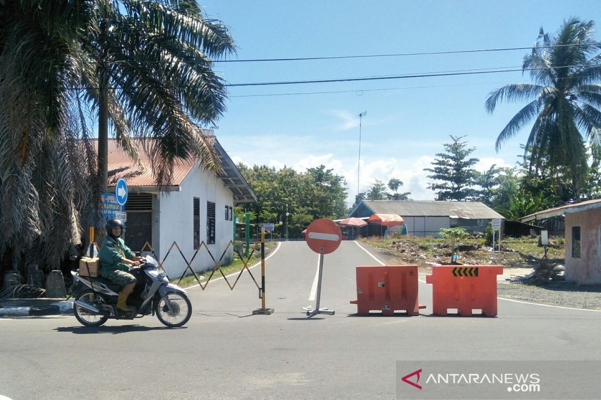 Apply PSBB, Government of Pariaman city installs a fence at tourist attraction entrance