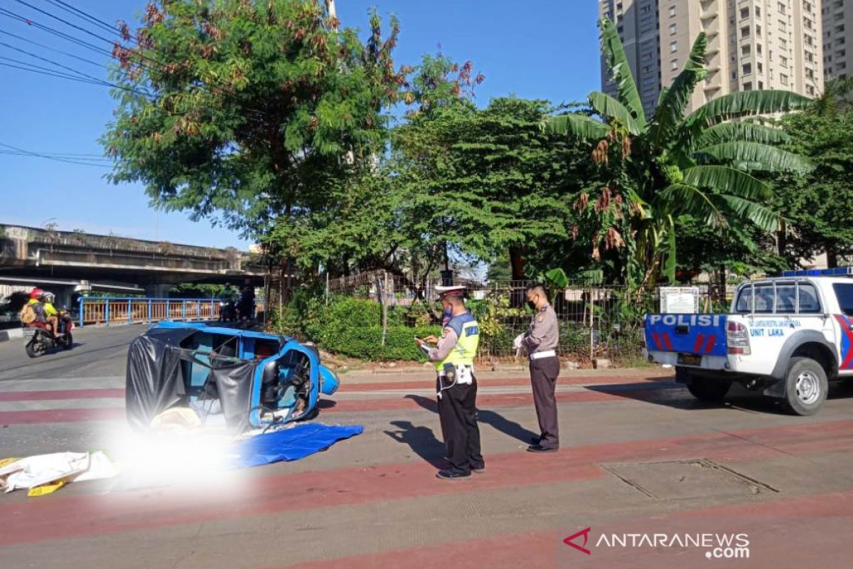Nahas! Satu tewas saat tabrakan bus Transjakarta dengan Bajaj