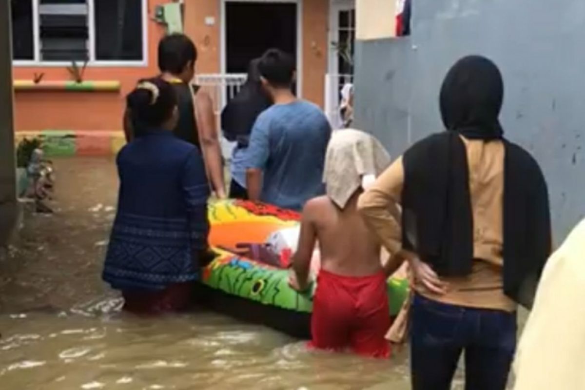 Banjir Samarinda meluas,  beberapa jalan lumpuh