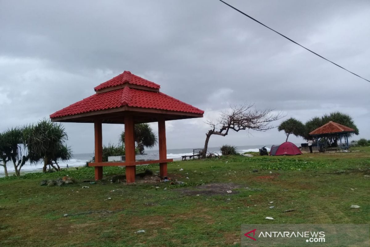 Objek wisata Pantai Sayang Heulang di Kabupaten Garut ditutup, dijaga petugas