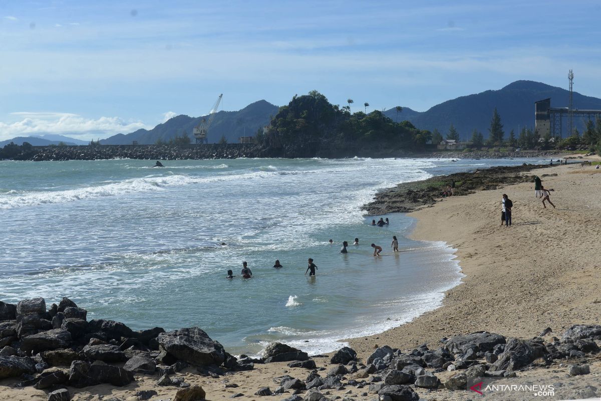 Pantai Momong keindahan dibalik bukit di Aceh Besar