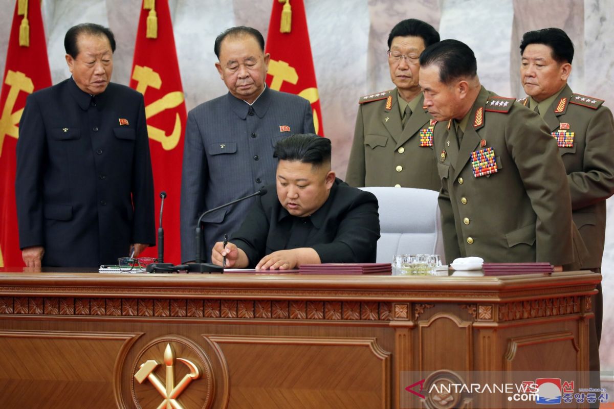 Kim Jong Un tinjau area terdampak topan, ganti ketua partai setempat