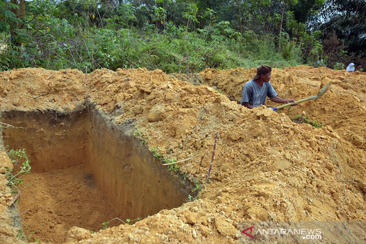 Penggali makam COVID-19 tetap semangat meski tanpa insentif