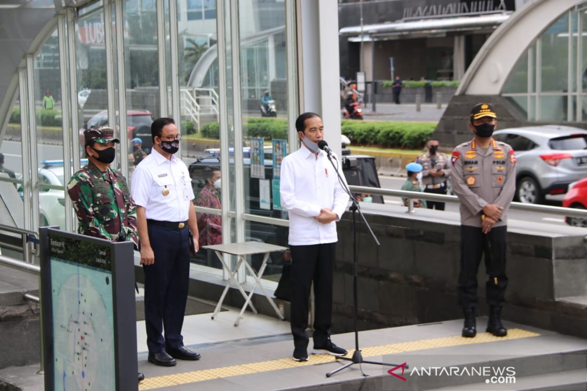 President reviews readiness of MRT station's facilities for new normal