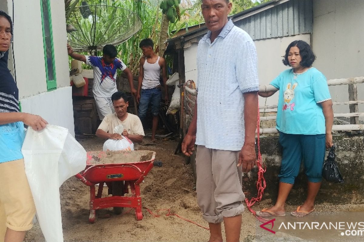 Gelombang laut rusak rumah warga Pantai Air Manis